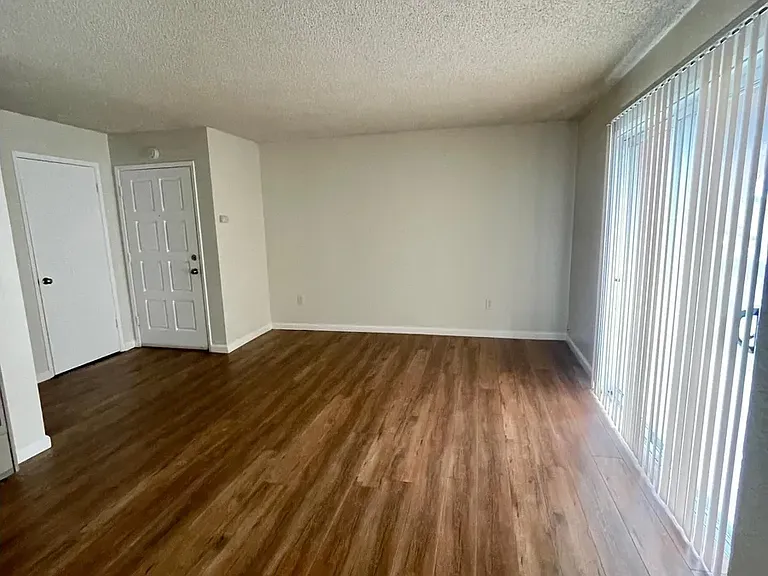 2 bed, 1.0 bath, 900 sqft, $1,795 — Photo 2