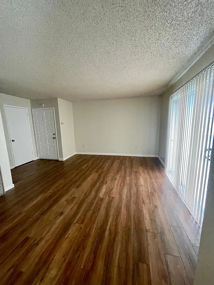 Building Photo - 2 bed, 1.0 bath, 900 sqft, $1,795