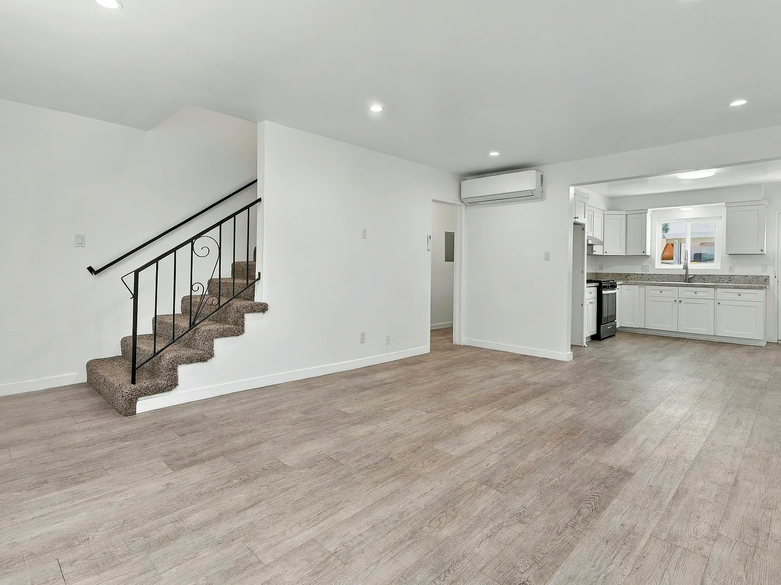 2 bed, 1052 sqft, $2,600 — Photo 1