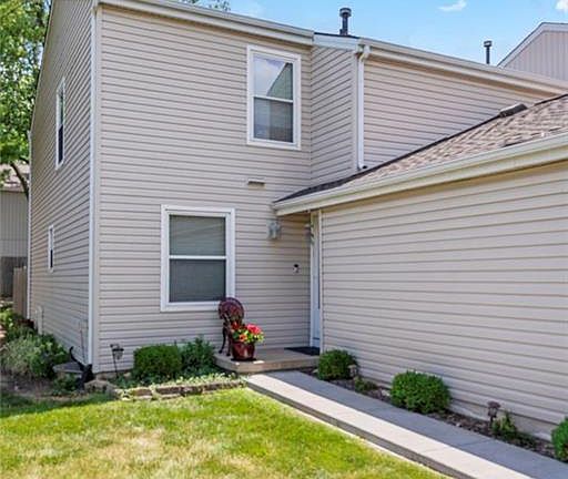 3rd image of 8598 W 108th Pl