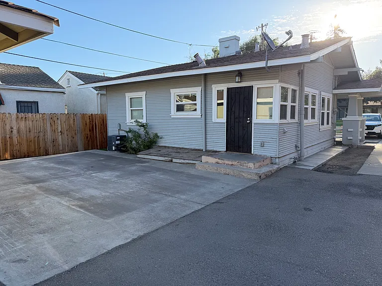 1363 Holly Dr — Photo 2