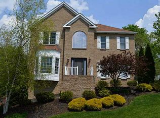 704 Lindenwood Dr, Coraopolis, PA 15108