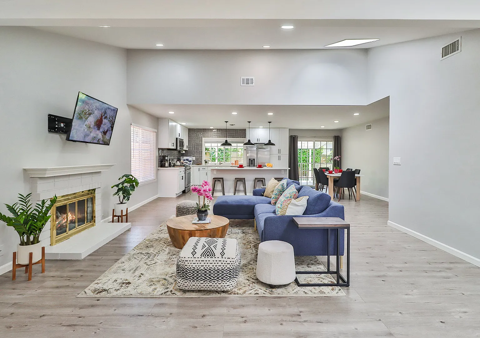 Chic Simi Valley Escape | Tub+WFH+Family Fun — Photo 3
