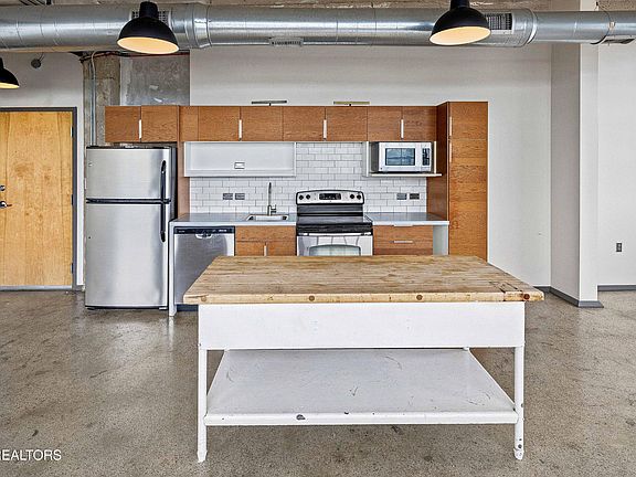 5th image of 200 W Jackson Ave APT 606