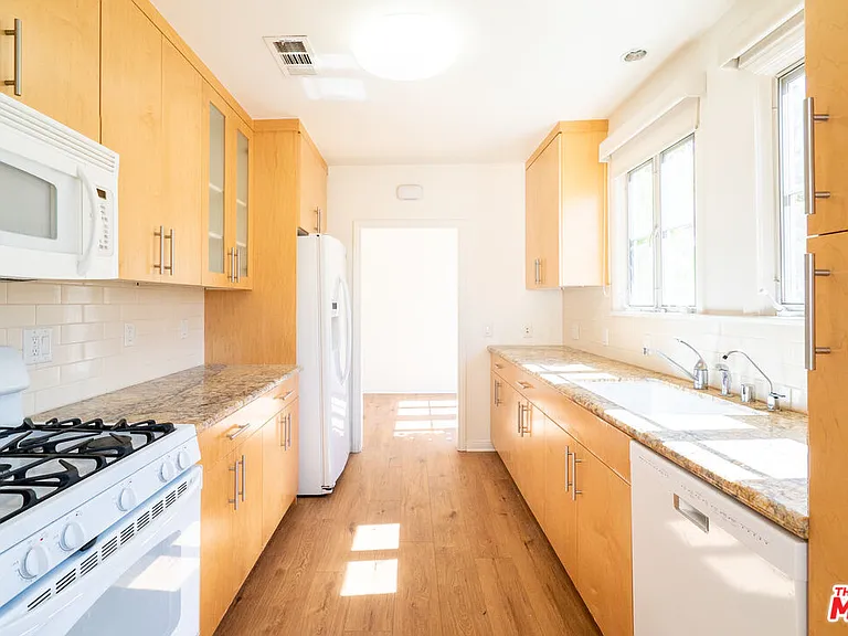 441 S Bedford Dr — Photo 8