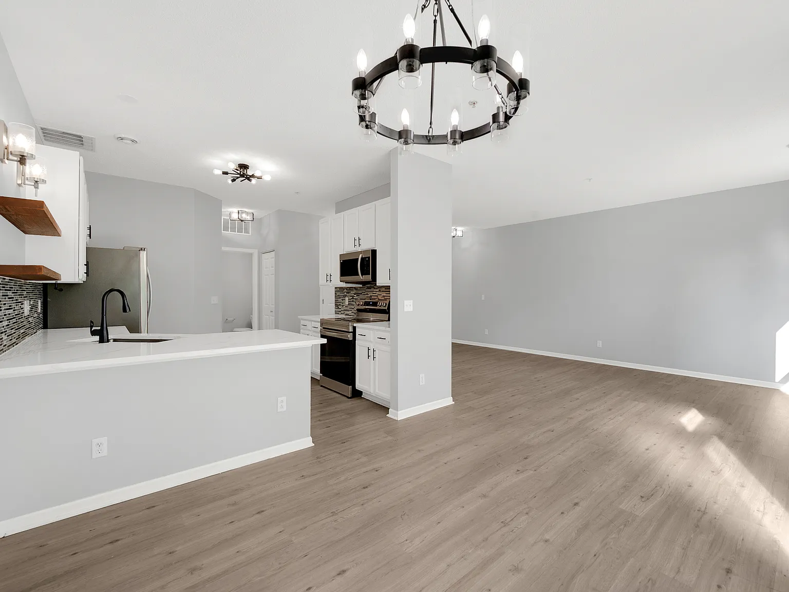 3 bed, 2.5 bath, 1900 sqft, $2,595 — Photo 2