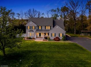 14 Chelsea Dr, Oak Ridge, NJ 07438