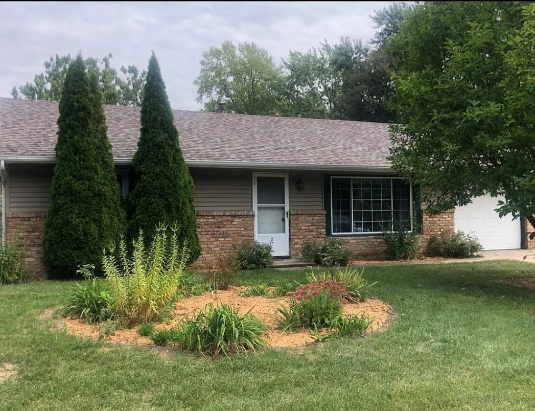 902 Maplepark Dr photo 1