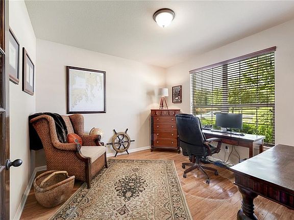 3rd image of 703 S Lynnwood Trl