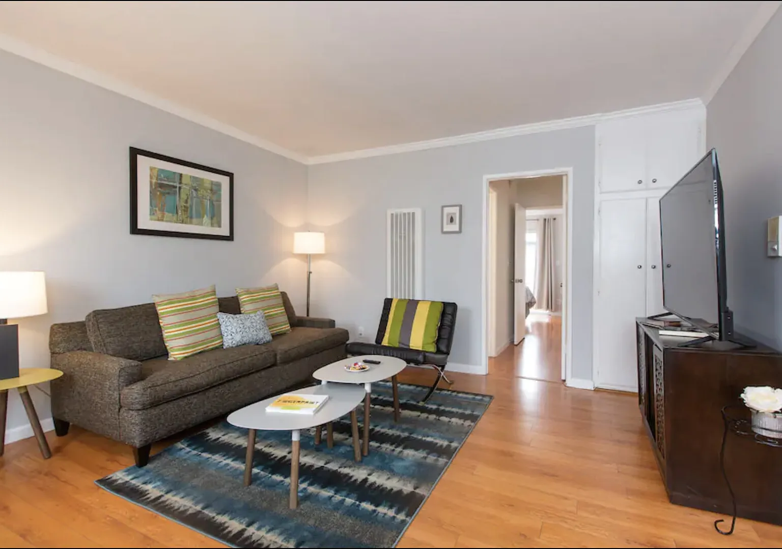 Trendy Sunny 2 Bdrm Flat in Heart of Weho — Photo 1