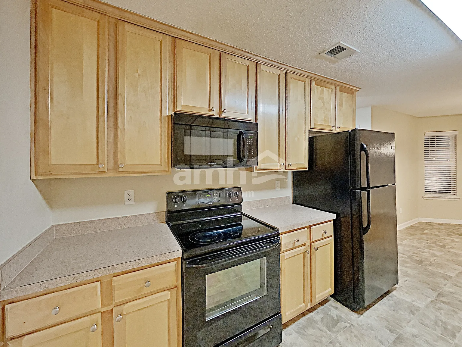 3 bed, 2.0 bath, 1646 sqft, $2,095 — Photo 4