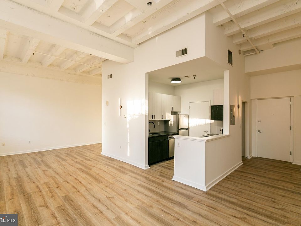 1st image of 109 W Wildey St Unit 104