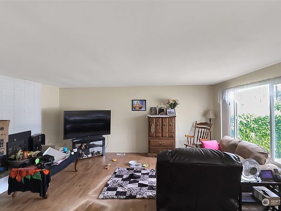 2nd image of 1543 NE 2nd Avenue