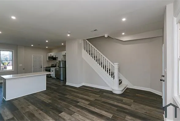 3 bed, 1249 sqft, $2,100 — Photo 4