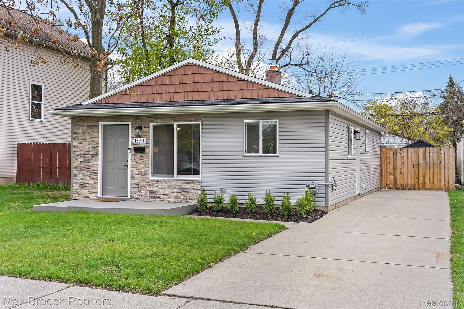 1324 E George Ave photo 1