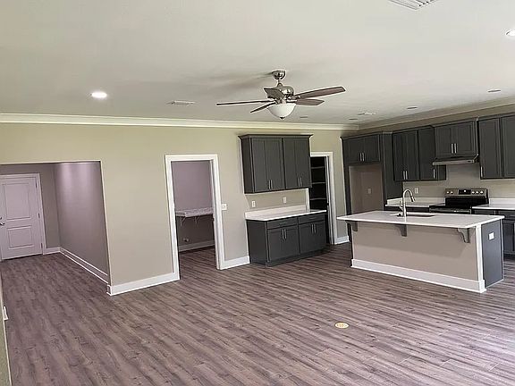 4th image of 281 Magnolia St