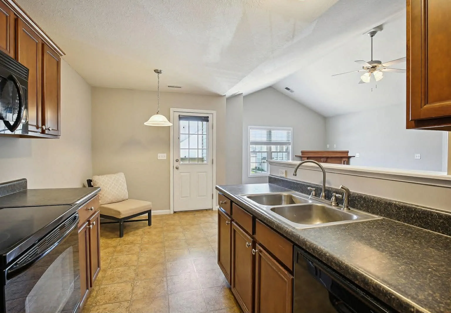3 bed, 1306 sqft, $1,850 — Photo 3