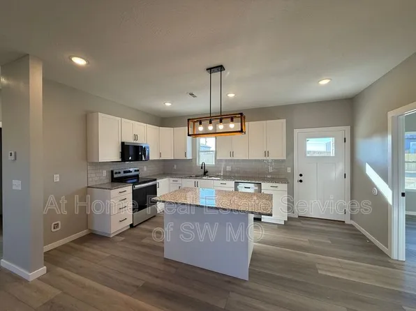 135 Maverick Dr, Mount Vernon, MO