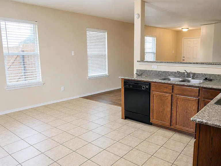1921 Nightingale Dr — Photo 6