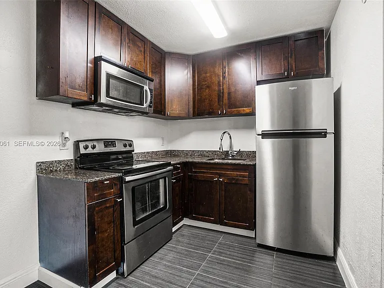 37 SW 14th St #10 — Photo 4
