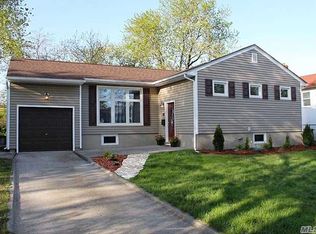 85 Lotus Oval N, Valley Stream, NY 11581
