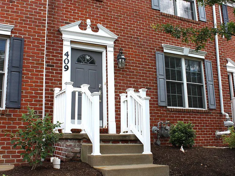409 Marshall Heights Dr — Photo 1