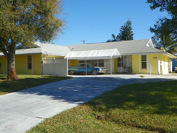 2nd image of 209 SW Thornhill Drive