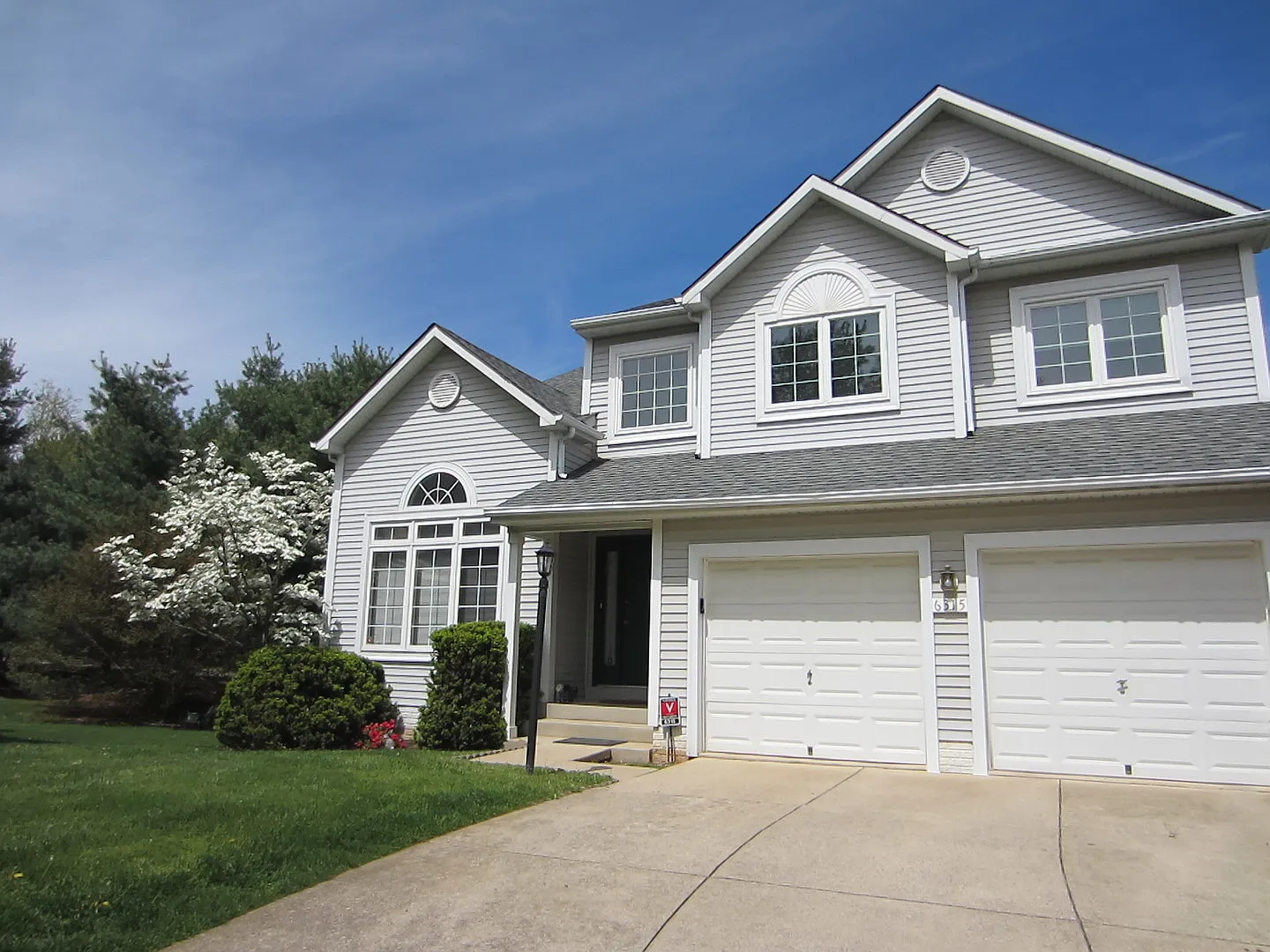 Beautifully kept 5 BR+ home office, 3.5 BA home. Attached garage. Top schools — Photo 1
