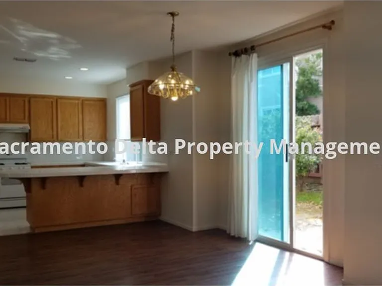 433 Coventry Ct — Photo 5