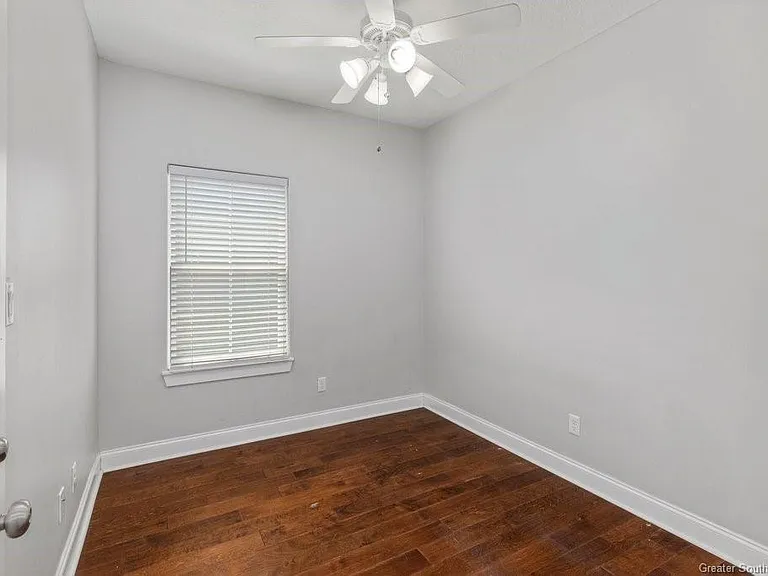 223 Clarence St — Photo 12