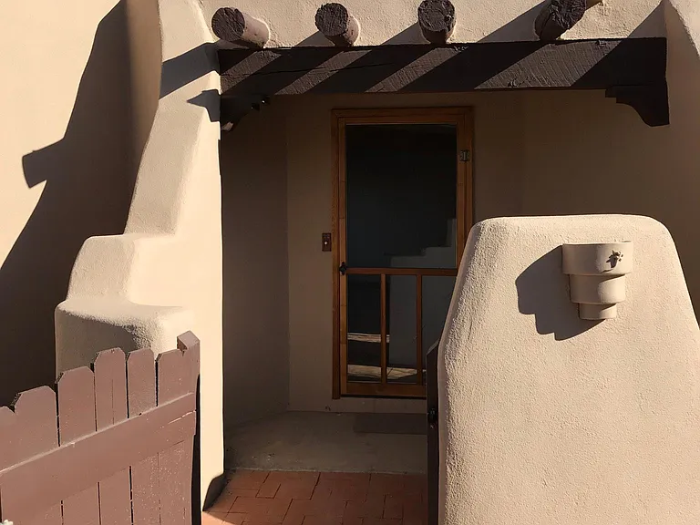 2045 Cresta Ct — Photo 2