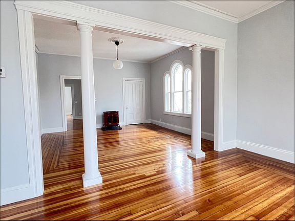 5th image of 62 Willow St Floor 2
