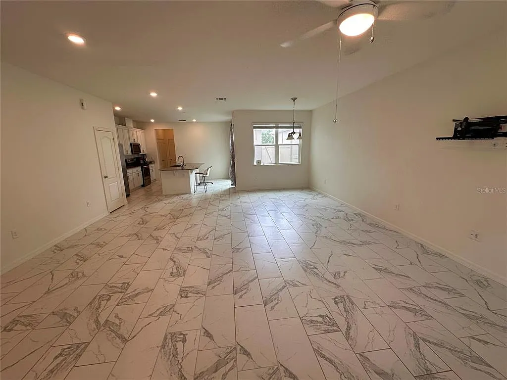 3 bed, 2.5 bath, 1976 sqft, $3,000 — Photo 2