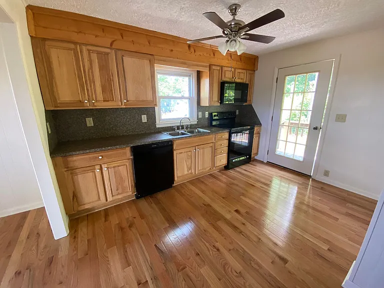 258 Wilcox Dr — Photo 3