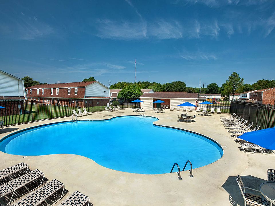 Swimming pool at WoodBriar Apartments