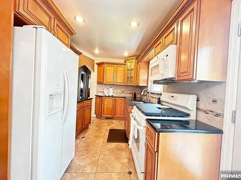 321 Maplewood Dr — Photo 7