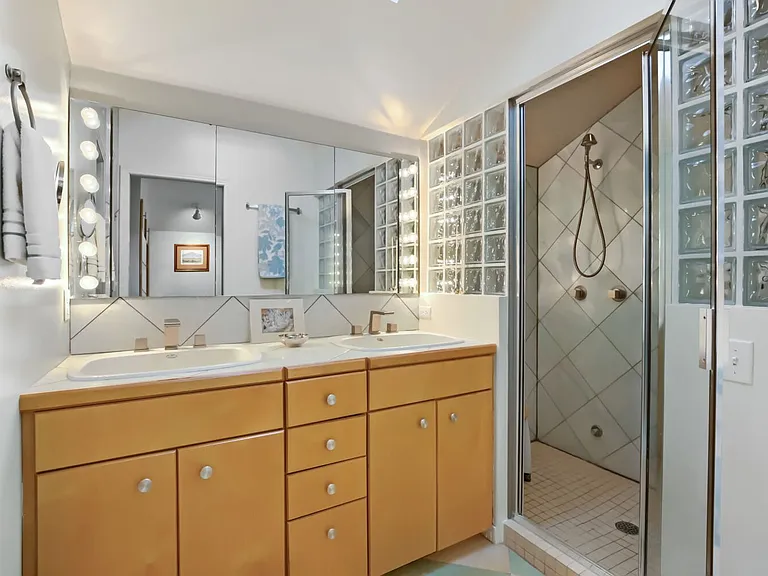 726 Pine St — Photo 18