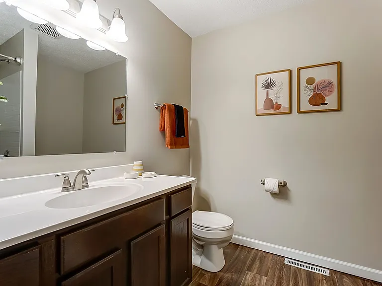 Emerald Square Villas — Photo 14
