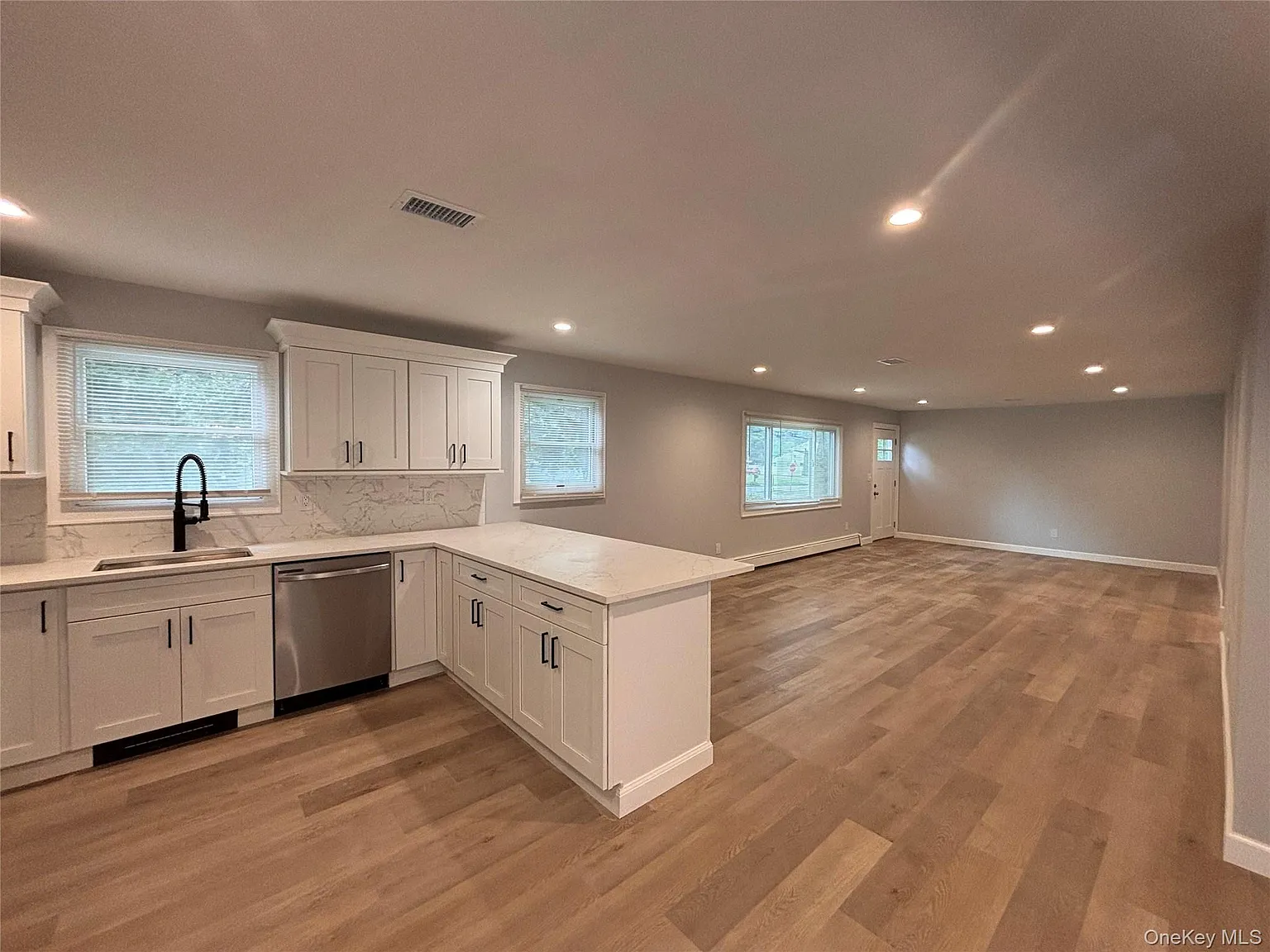 6 bed, 3.0 bath, 2550 sqft, $5,900 — Photo 4