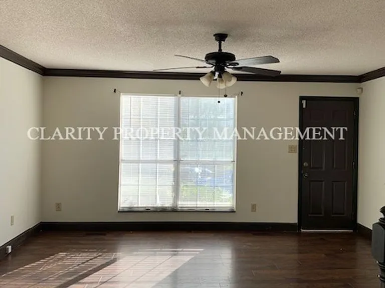 2218 Cloverleaf Cir SE — Photo 3