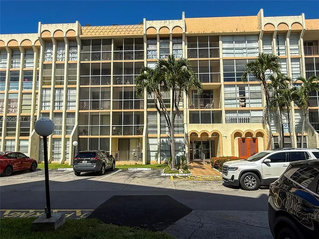 2 bed, 1.5 bath, 924 sqft, $2,200 — Photo 2