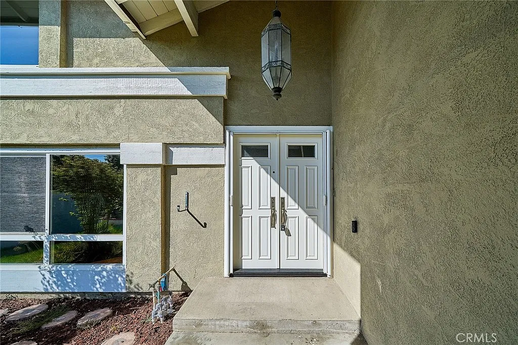 5 bed, 2.5 bath, 2376 sqft, $5,600 — Photo 2