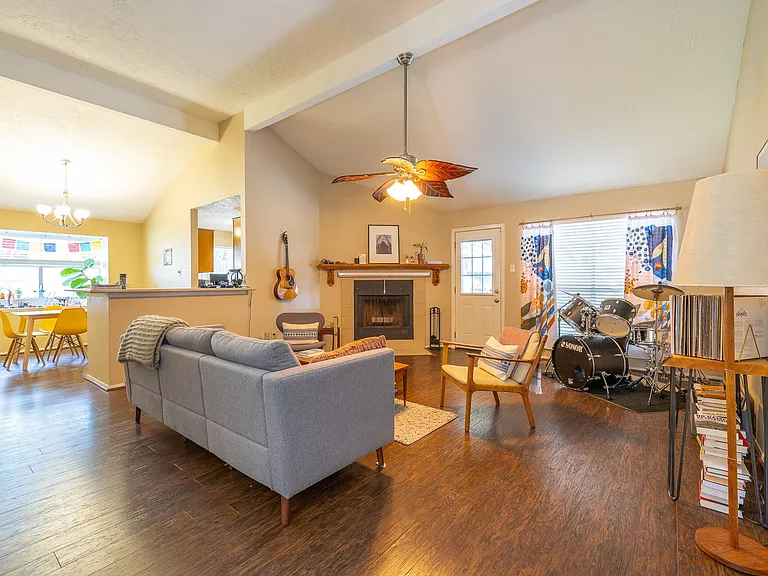 421 Indianmeadow Dr — Photo 4