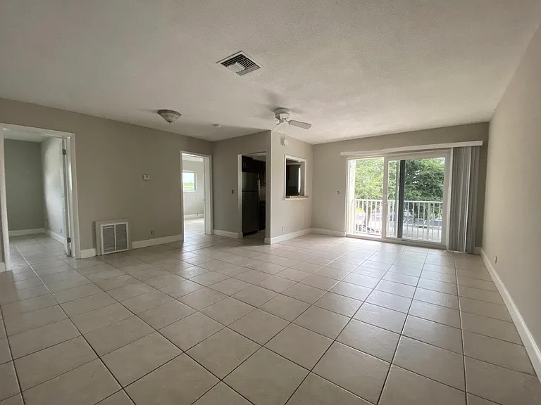 425 NE 7th Ave #3 — Photo 3