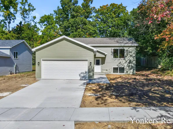 216 Leonard St, Belding, MI 48809