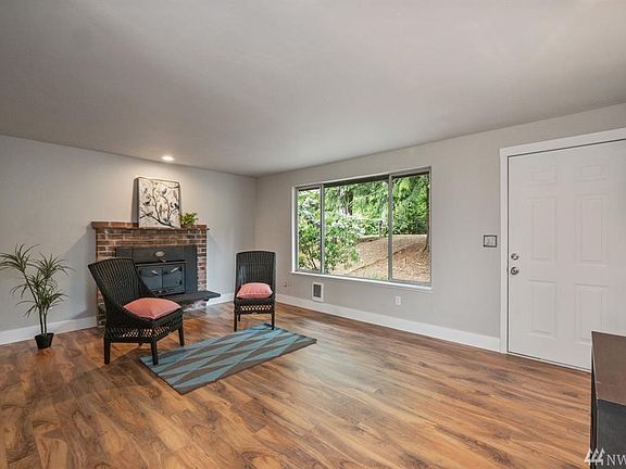 3rd image of 14224 Meadowlark Dr NW