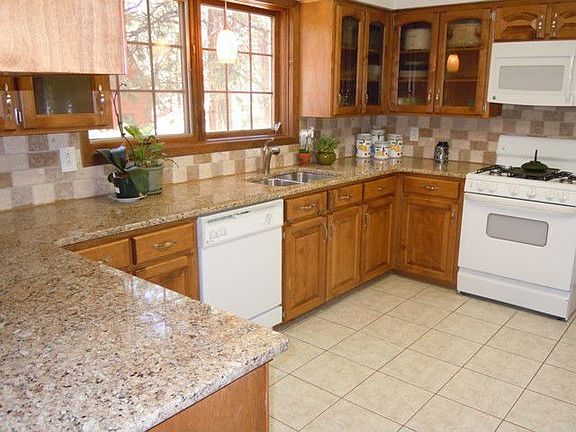 Newly Remodeled Kitchen With Granit Countertops.