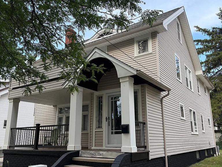 1565 Roycroft Ave — Photo 3
