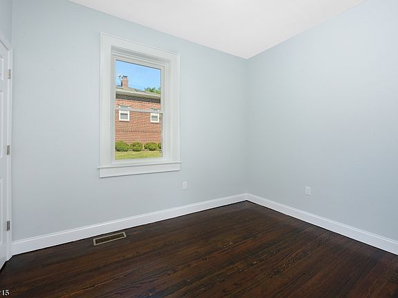4th image of 83 Carmer Ave