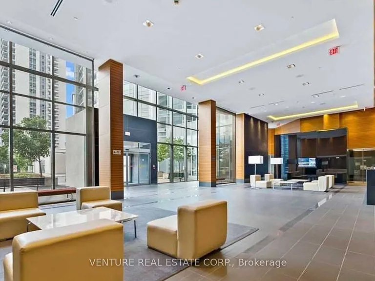 135 Village Green Sq #617 — Photo 3